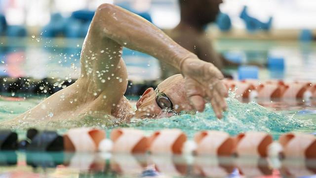 שחייה כפעילות גופנית המתאימה במיוחד לבני הגיל המבוגר (צילום: shutterstock) (צילום: shutterstock)