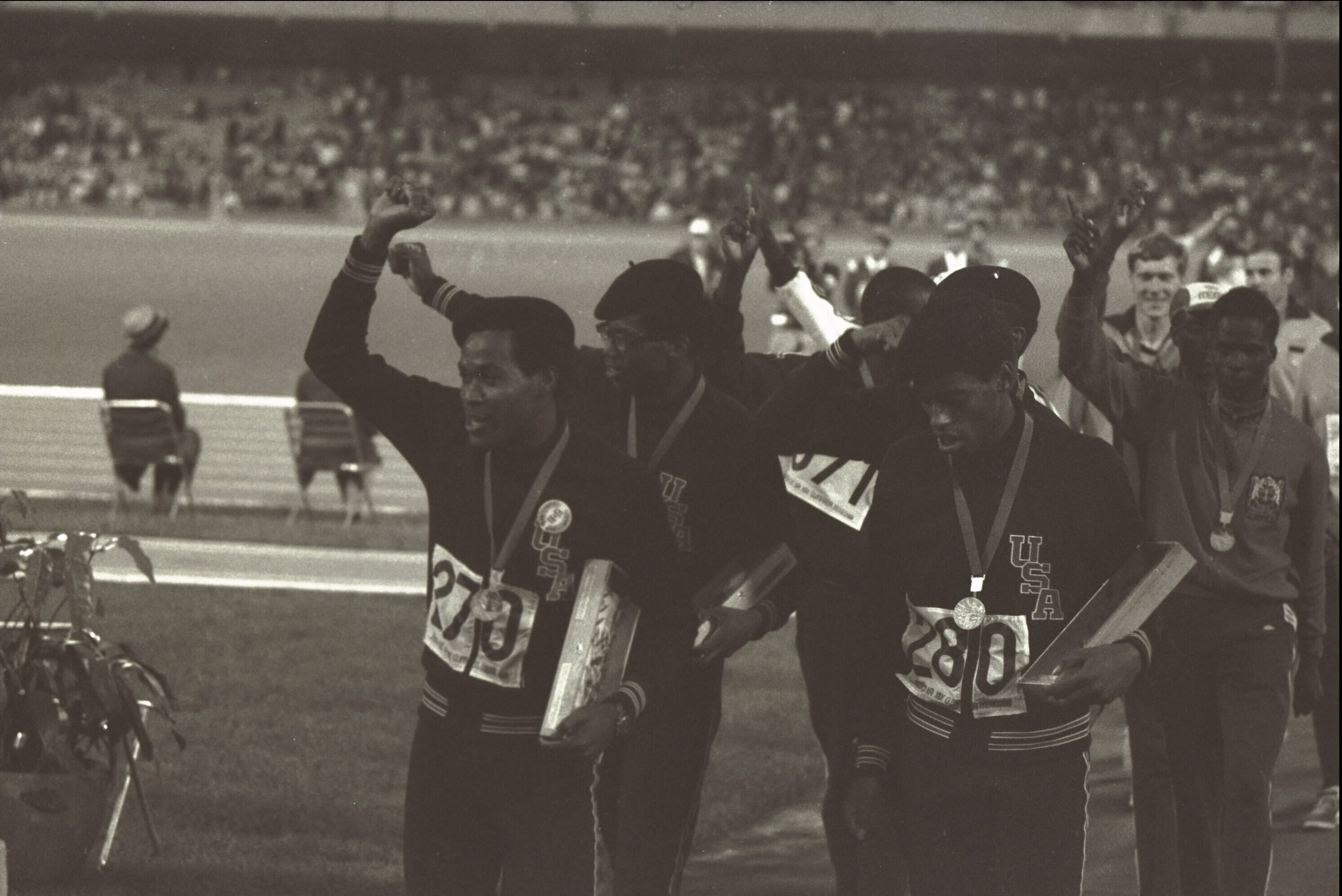 מחאה בספורט אינה דבר חדש. טוני סמית' וג'ון קרלוס במקסיקו 68' (צילום: gettyimages) (צילום: gettyimages)