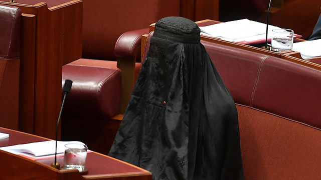 הנסון הבוקר בפרלמנט האוסטרלי (צילום: רויטרס) (צילום: רויטרס)