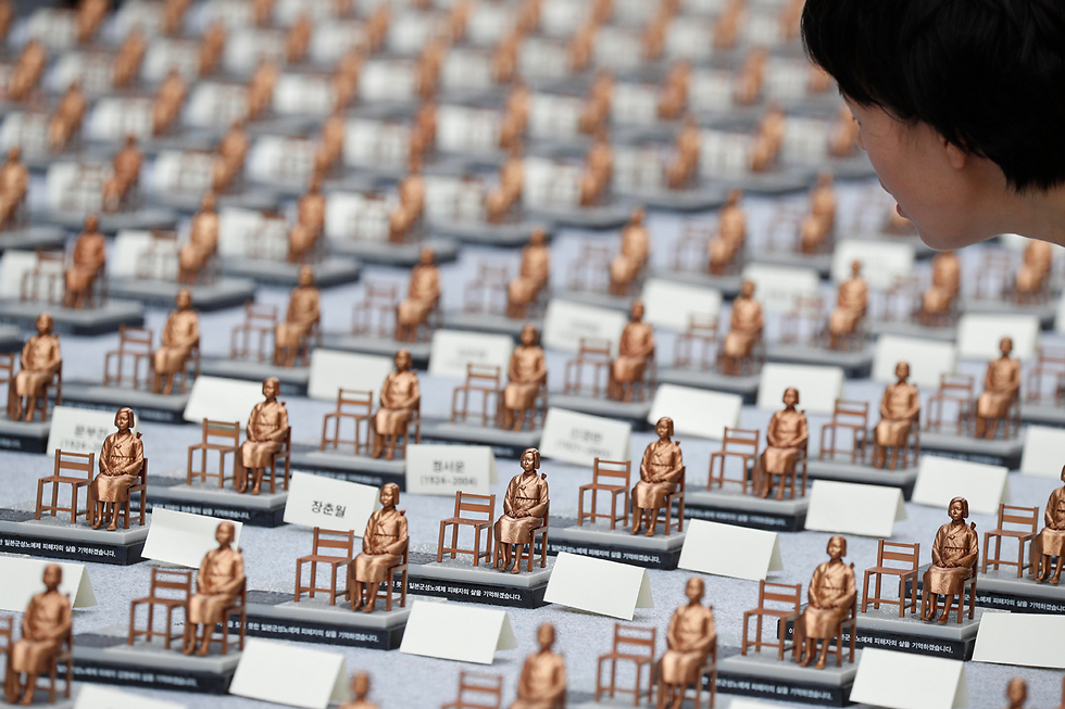פסלים בדמות נשים אסייתיות שאולצו להפוך לשפחות מין במלחמת העולם השנייה. סיאול, דרום קוריאה (צילום: EPA) (צילום: EPA)