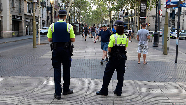 אנשי ביטחון בשדרה בברצלונה בבוקר שלאחר פיגוע הדריסה (צילום: AFP) (צילום: AFP)