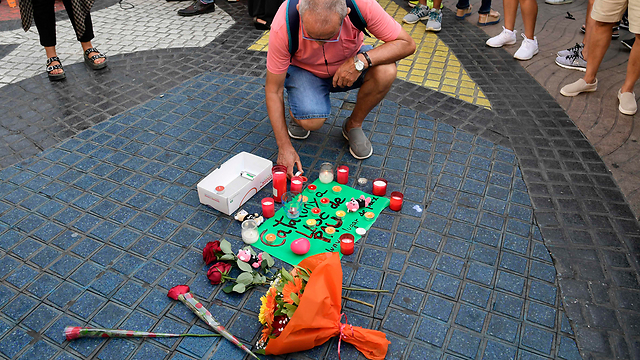 ברצלונה ביום שאחרי: מדליקים נרות לזכר הקורבנות (צילום: AFP) (צילום: AFP)