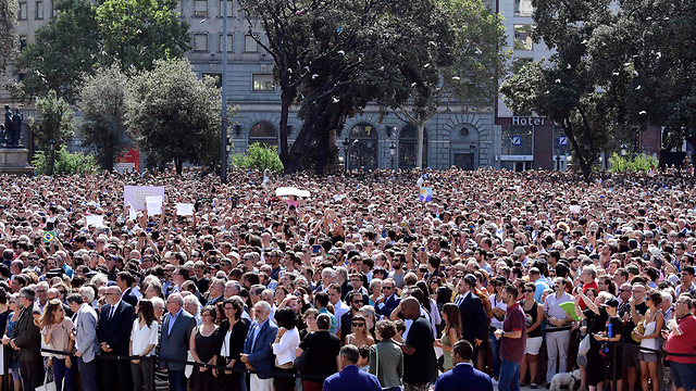אלפים חלקו דקת דומייה לזכר הנרצחים (צילום: AFP) (צילום: AFP)