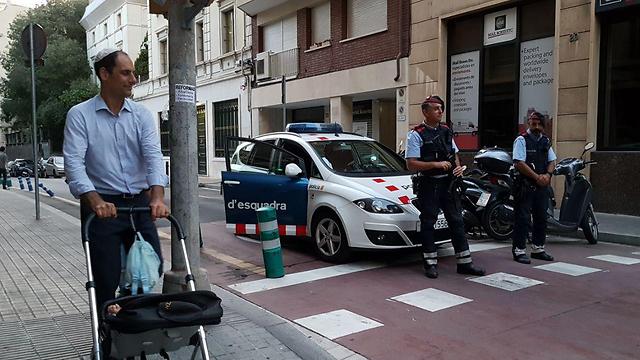 Синагога Барселоны охраняется полицией. Фото: Йоав Зейтун
