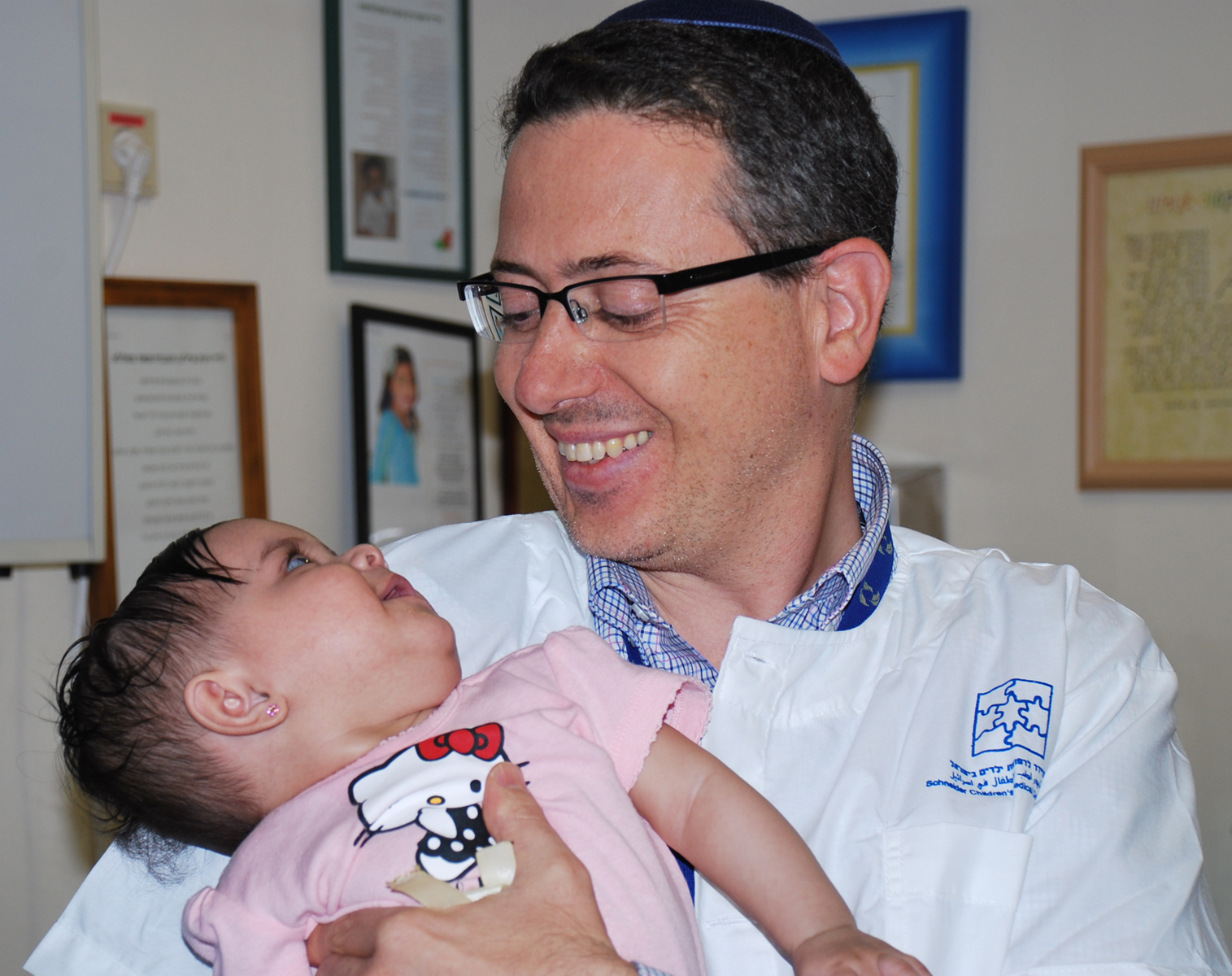 Доктор Ури Эльбаз со спасенной девочкой. Фото: пресс-служба "Шнайдер"