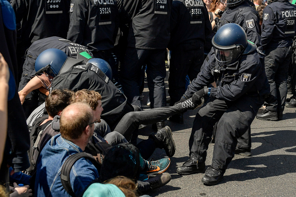 המשטרה עוצרת אנשים בהפגנת הנגד (צילום: EPA) (צילום: EPA)
