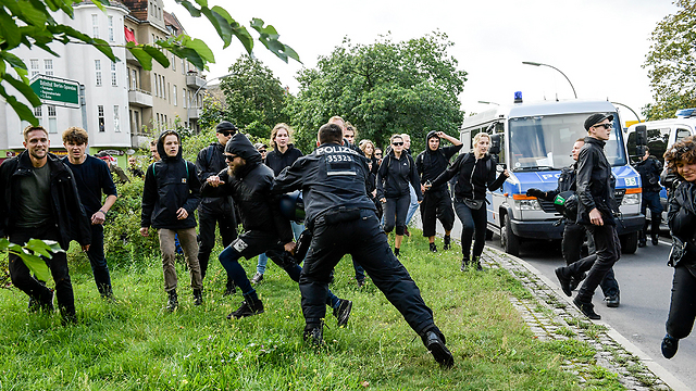 Neo-Nazis restrained by German Police (Photo: EPA)