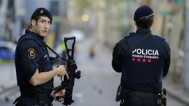 פשיטות וכוחות משטרה בעיירה הפסטורלית (צילום: AP) (צילום: AP)