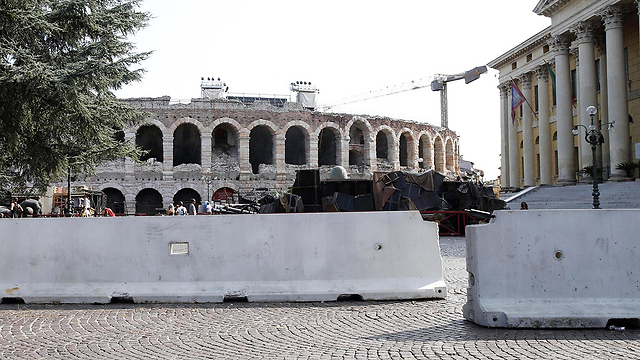 מחסומי בטון בעיר ורונה שבאיטליה לאחר הפיגועים בספרד (צילום: EPA) (צילום: EPA)