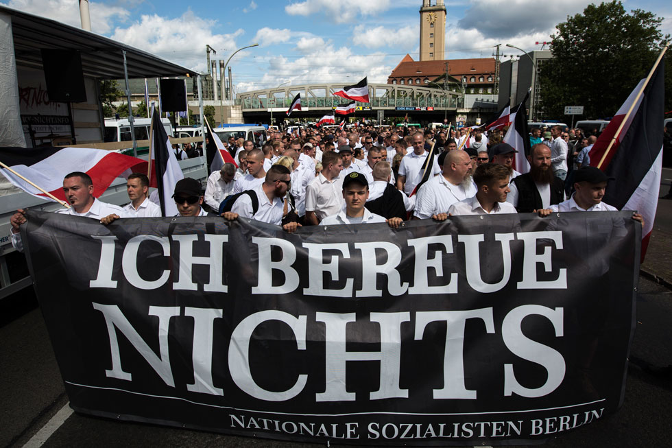 ההפגנה הניאו-נאצית בברלין. המפגינים קיבלו הנחיות ברורות מה ללבוש וכיצד להתנהג (צילום: Gettyimages)