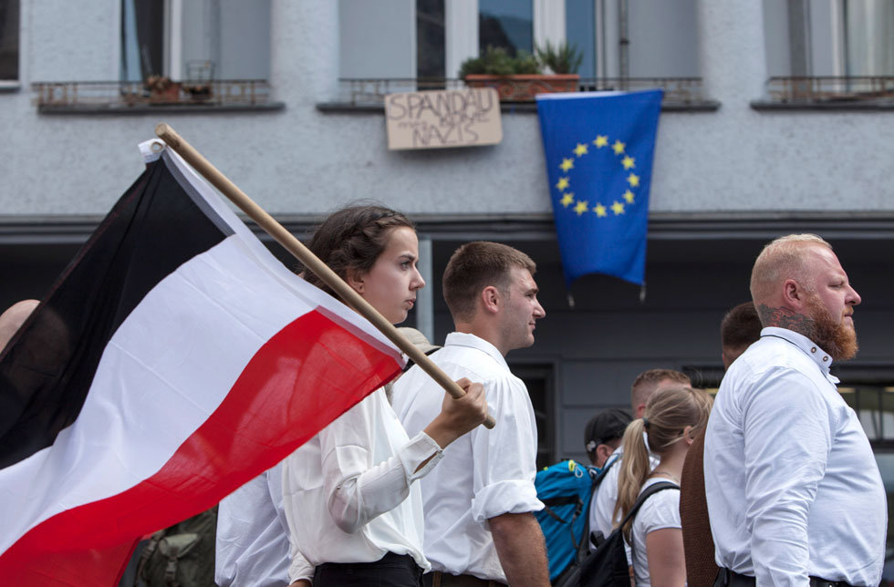 בברלין: המפגינים נדרשו להגיע בלבוש נקי ומסודר הכולל חולצות לבנות, פולו או מכופתרות (צילום: Gettyimages)