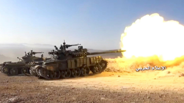 לוחמי צבא סוריה וחיזבאללה תוקפים יחד מטרות של דאעש בסוריה (צילום: רויטרס) (צילום: רויטרס)