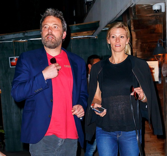 חמודים. בן אפלק ולינזדי שוקוס (Splashnews) חמודים. בן אפלק ולינזדי שוקוס (Splashnews)