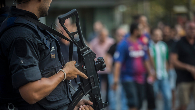 שוטר חמוש בלה רמבלה אחרי הפיגוע (צילום: AP) (צילום: AP)