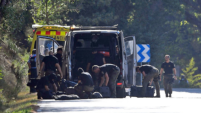 כוח משטרה ליד גופת המחבל (צילום: AFP) (צילום: AFP)