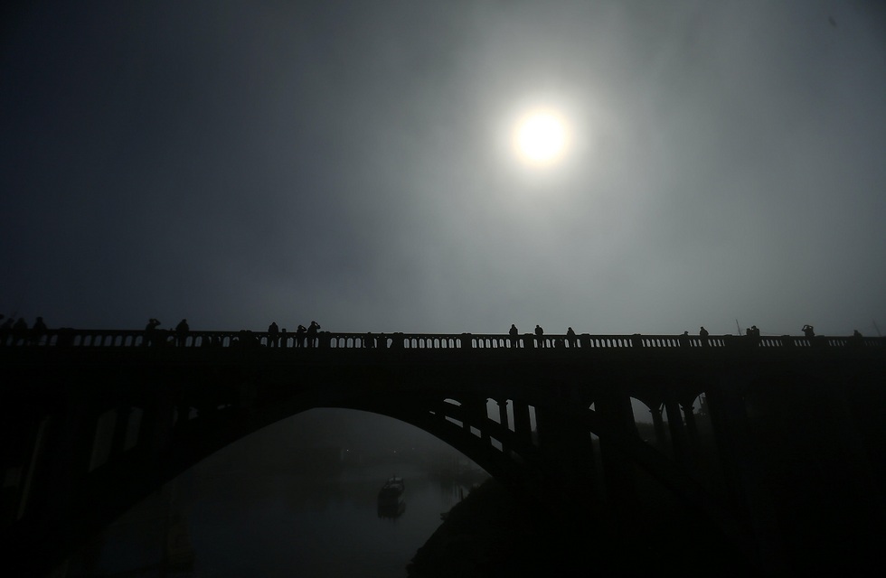 גשר לליקוי באורגון (צילום: רויטרס) (צילום: רויטרס)