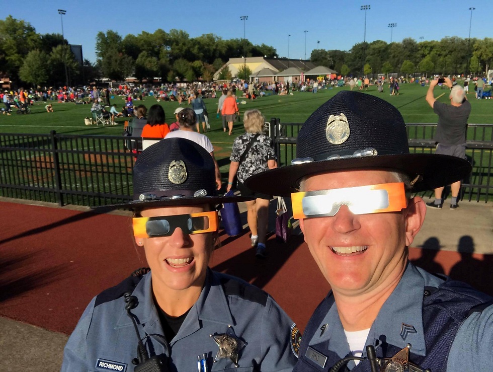 שוטרים עם משקפיים באורגון (צילום: רויטרס) (צילום: רויטרס)