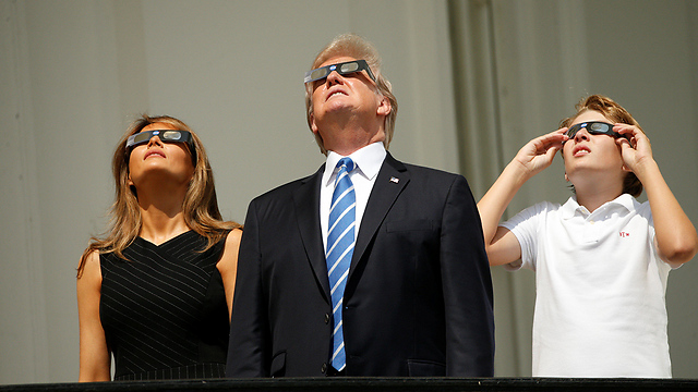 בארון, דונלד ומלניה טראמפ צופים בליקוי החמה (צילום: רויטרס) (צילום: רויטרס)