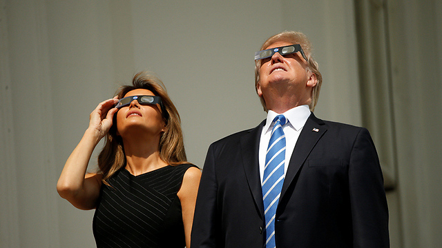 הנשיא והגברת הראשונה צופים בליקוי (צילום: רויטרס) (צילום: רויטרס)