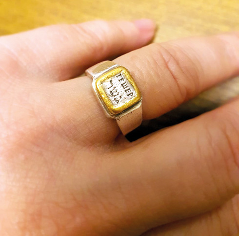 "אני נשואה לתיאטרון". הטבעת שעליה כתוב "גשר" בעברית וברוסית (צילום: דנה קופל)