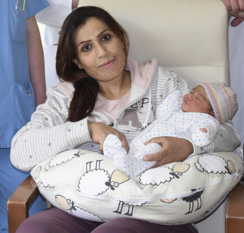 אסיה פראיי עם בתה התינוקת אנגלה מרקל מוחמד (צילום: AP) (צילום: AP)