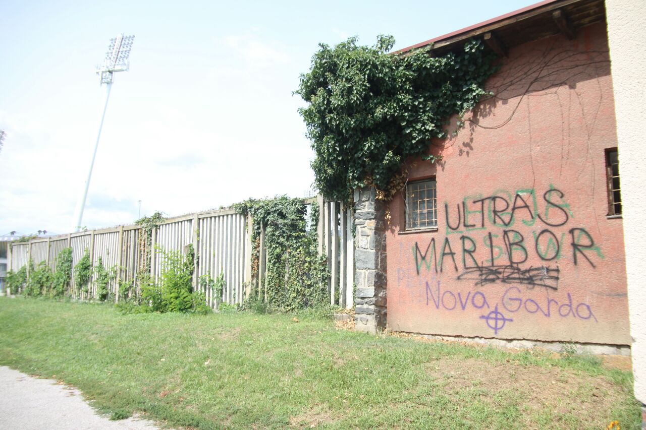 כתובות מחוץ לאצטדיון (צילום: שי מוגילבסקי) (צילום: שי מוגילבסקי)