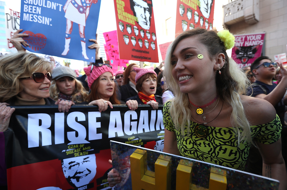 יוצאת להפגין. מיילי סיירוס בצעדת נשים נגד התבטאויות של דונלד טראמפ (צילום: Gettyimages)