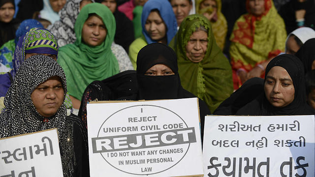 הפגנת נשים מוסלמיות בהודו נגד גירושי בזק (צילום: AFP) (צילום: AFP)