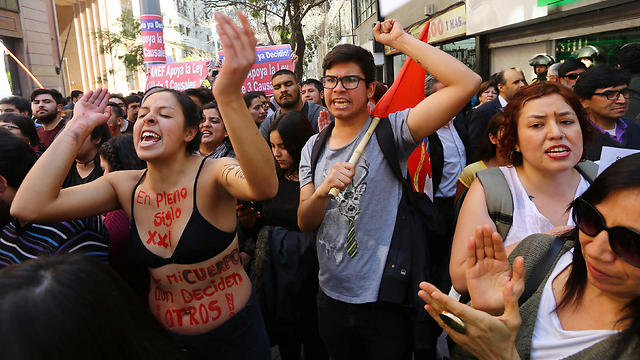מפגינים שתומכים בהפלות מול בית המשפט החוקתי בסנטיאגו (צילום: רויטרס) (צילום: רויטרס)
