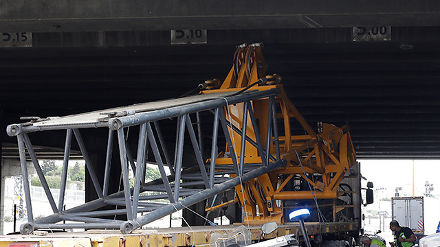 מנוף המשאית מתחת לגשר (צילום: שאול גולן) (צילום: שאול גולן)