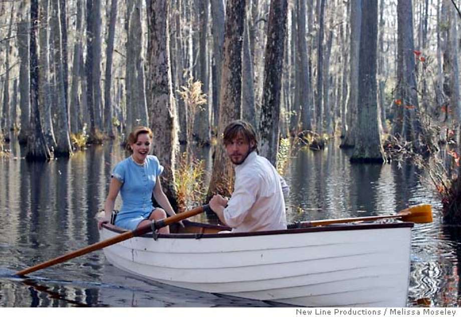 האגם שבו התרחשה הסצנה המפורסמת והכה רומנטית ודביקה (או רטובה) ()