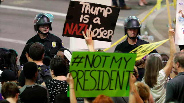 העימותים בין המפגינים נגד טראמפ לשוטרים (צילום: AP) (צילום: AP)