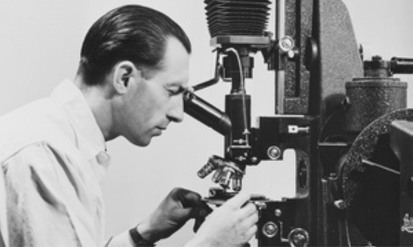 ליאנדרו פניזון במעבדה של חברת "סיבה", 1937 ()