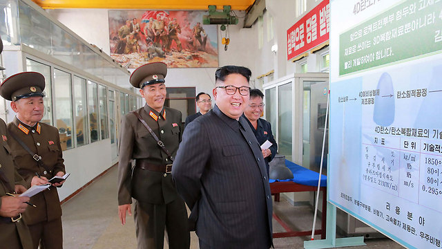 שליט צפון קוריאה במכון מחקר כימי בפיונגיאנג (צילום: AFP) (צילום: AFP)