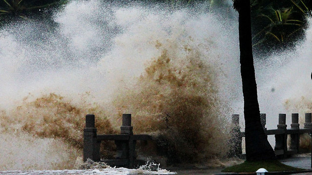 גלים גבוהים פגעו בעוצמה בקו החוף (צילום: AFP) (צילום: AFP)