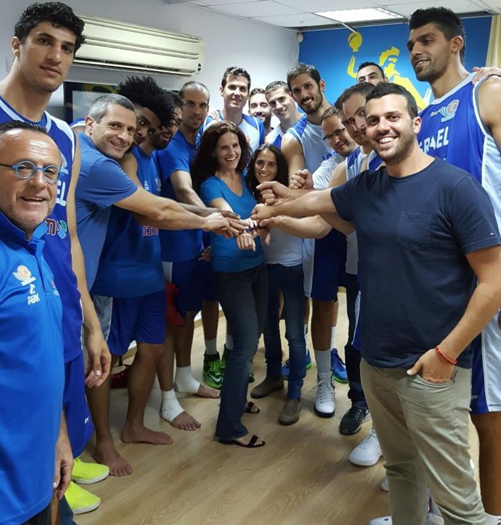 נבחרת ישראל בכדורסל וחוקרי מכון ויצמן (צילום: יח"צ) (צילום: יח