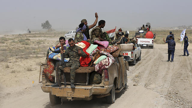 Shiite Popular Mobilization Forces fighters head to the front line to join the fight against ISIS, outside Fallujah, Iraq (Photo: AP)