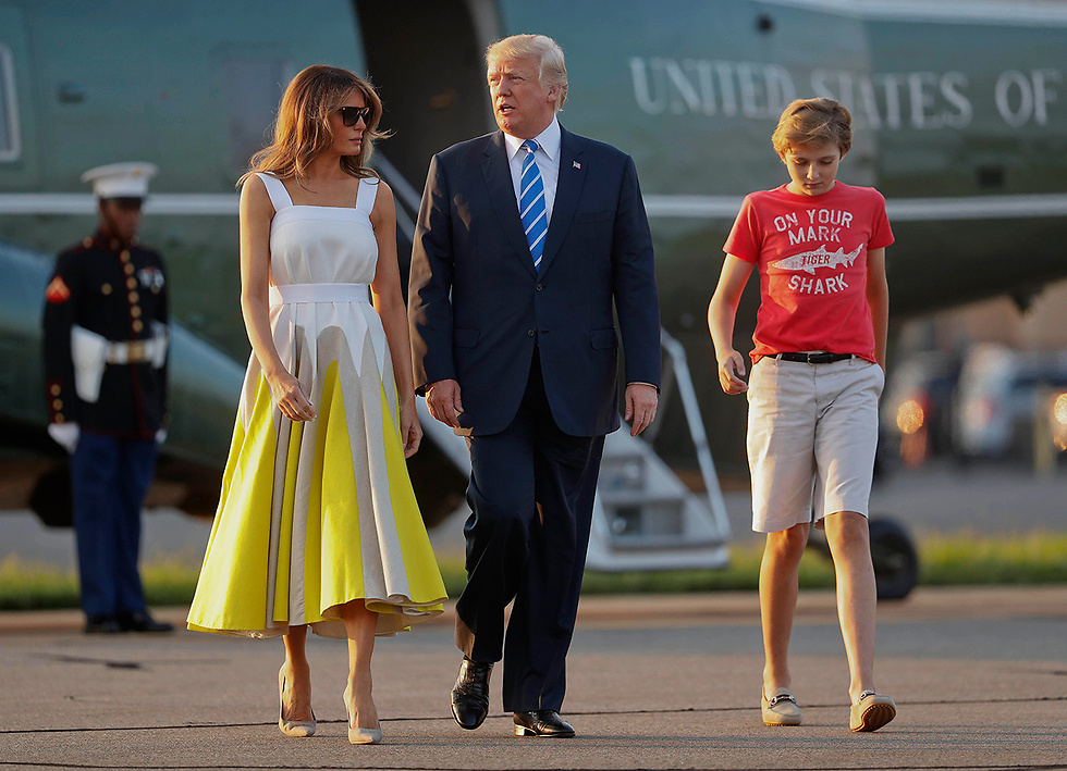 הזוג טראמפ שב לבית הלבן עם בנו בארון (צילום: AP) (צילום: AP)