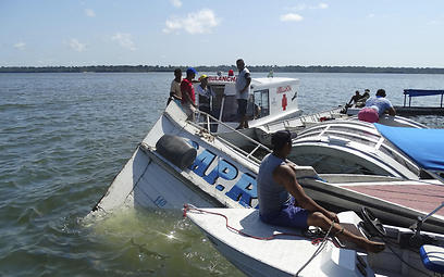 "התחולל כאוס". סירות מקיפות את הספינה ששקעה בנהר בברזיל (צילום: AP) (צילום: AP)