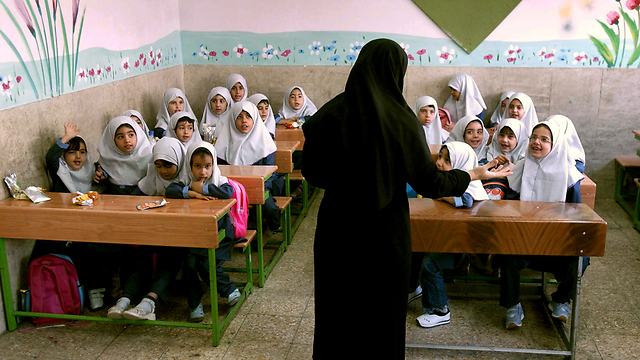 מורה בכיתת בנות בטהרן (צילום: AP) (צילום: AP)