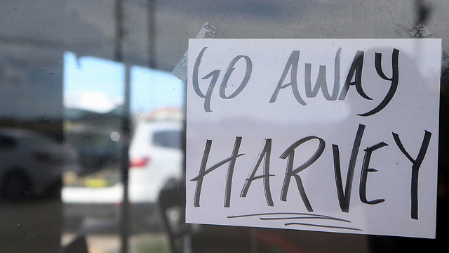 "לך מכאן הארווי". שלט על חנות בקורפוס קריסטי (צילום: AP) (צילום: AP)