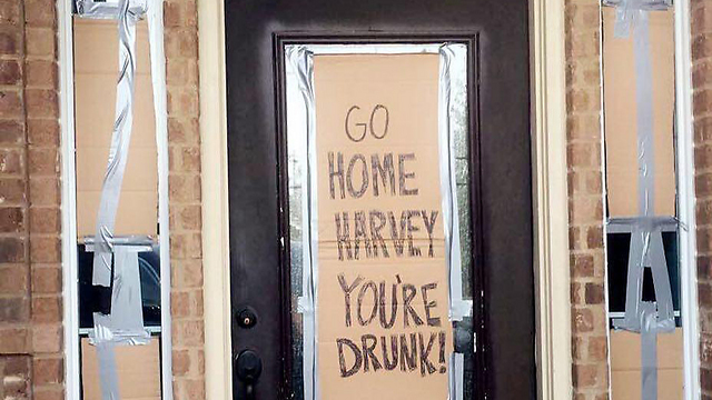"Харви", уходи, ты пьян. Надпись на одном из домов