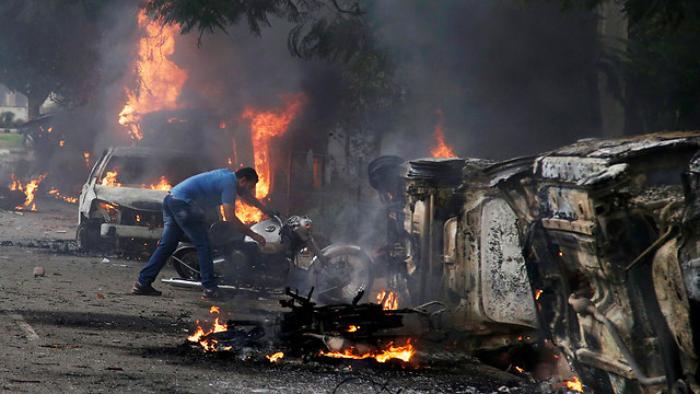 50 מיליון מאמינים. המהומות בצפון הודו בסוף השבוע (צילום: AP) (צילום: AP)