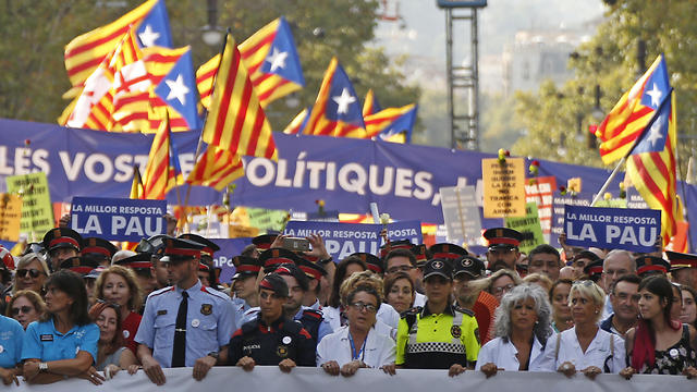 שוטרים בהפגנה בברצלונה (צילום: AP) (צילום: AP)