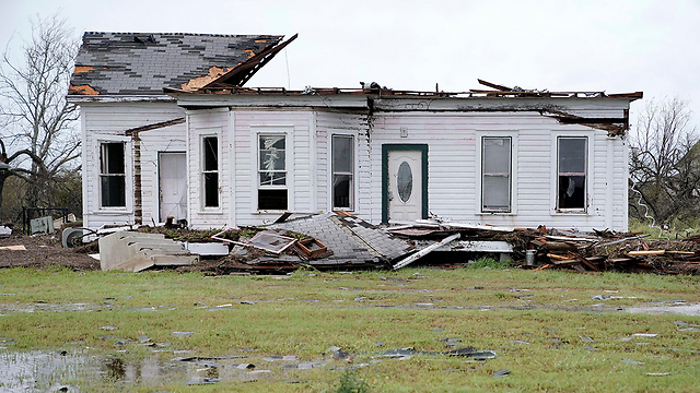 ראש העיר: "כל הבתים נפגעו בדרך כזאת או אחרת" (צילום: EPA) (צילום: EPA)