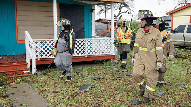 צוותי ההצלה בודקים את הנזק בעיירה רוקפורט (צילום: EPA) (צילום: EPA)