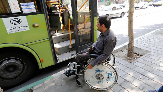 בהנאם סולימני חסר אונים מול דלת האוטובוס (צילום: AFP) (צילום: AFP)