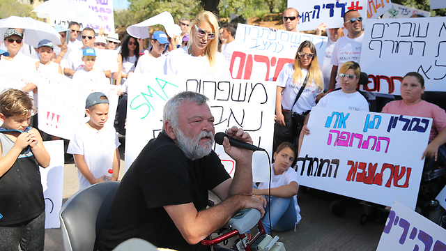Meretz MK Ilan Gilon joins the protesters (Photo: Amit Shabi) (Photo: Amit Shabi)