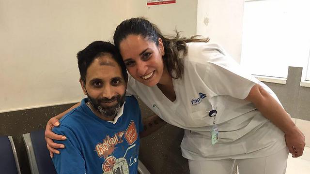 Niv Nehemia and the medical staff (Photo: Kaplan Medical Center)