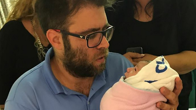 Новоявленный отец Орен Хазан с дочерью
